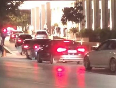 Η άφιξη του Τσίπρα στη Θεσσαλονίκη: 11 συνοδευτικά και ασθενοφόρο ακολουθούν τον πρωθυπουργό (βίντεο)